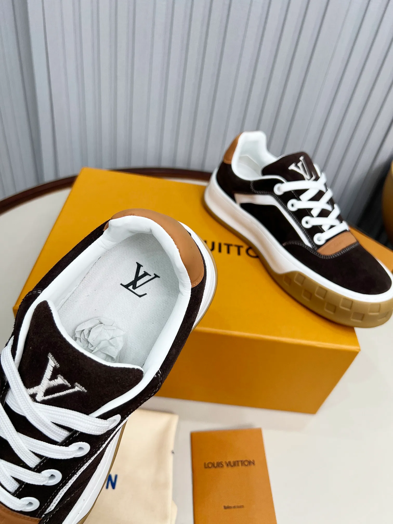 p620💰Men's shoes ❤️❤️❤️Top version LV-Louis Vuitton-Classic catwalk new style Air glue process·Original 1:1 development and reproduction! ! The upper foot is very comfortable. It is made of luxurious materials and fine workmanship. The midsole is printed with English letters "Made in Europe". The upper is made of calfskin imported from Italy. The side is decorated with the brand's LOGO and signature. The latest latex foot pads and mesh lining make the foot feel super comfortable. The original two-color TPU combination outsole is specially provided by the original factory. Bag technology Goodyear stitched edges Fabric: Exclusive custom first-layer cowhide Accessories: Exclusive private model Vuitton logo, lining: Customized silk mesh lining - first-layer silk cowhide lining Outsole: TPU combination outsole wear-resistant, non-slip and anti-yellowing Foot pads: new latex pads-mesh sweat-absorbent Counter technology: fully computerized sewing machine wire drawing Toe box back cover Hot and cold shaping Full set of pull-top last with medium and low logo pattern Code number 39-45
